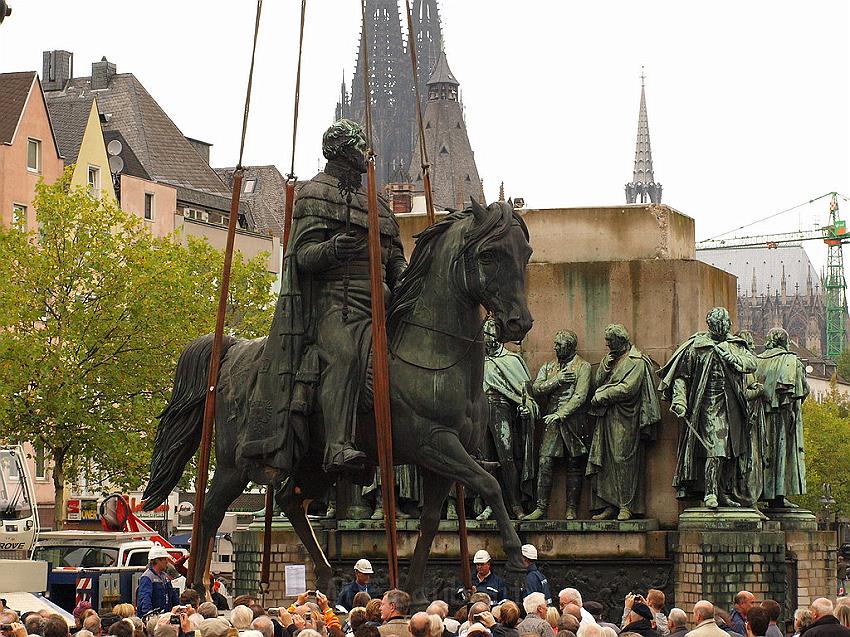 Reiterdenkmal kehrt zurueck auf dem Heumarkt P48.JPG